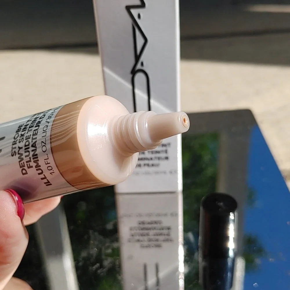MAC Strobe Dewy Skin Tint - Shade - Light 3